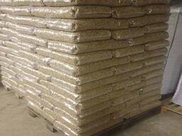 Pelety drzewne w granulkach. Pelety opałowe w granulkach