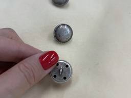 Металлическая пуговица серебристая с темной патиной, 15 мм